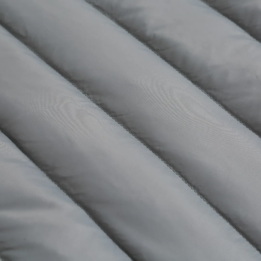BP Can Goos Quilted Badge Down Jacket Fabric Selection: Made of nylon fiber through high-density lattice tear-proof weaving process, the surface forms a fine checkered texture, and the warp and weft yarns are interlaced to strengthen the structural toughness of the fabric, effectively blocking external pull, and making it less prone to snagging, tearing and damage. After dense post-finishing treatment, the fabric surface is light and compact, with a soft matte texture. It also has windproof properties and can block the penetration of cold wind. The texture of the fabric is light and soft, without any heavy or stiff feeling, and the upper body does not feel weighed down. It also has good anti-wrinkle properties. It is not easy to produce stubborn wrinkles after rubbing, and it is not easy to leave dead wrinkles after daily storage and folding. It is easy to care for, taking into account both lightness and durability. Quilting technology: Using horizontal segmented lock velvet quilting technology, the stitching is straight and regular, and the stitch spacing is even and fine. Divide the garment body into regular horizontal down filling compartments to effectively fix the down inside, prevent the down from clumping and shifting after wearing and washing, and allow the down to be evenly distributed in each cavity. The seams are made with tight workmanship, the pinholes are small, and the high-density fabrics greatly reduce the risk of velvet getting out. The overall quilting lines are simple and neat, creating a simple and smooth body shape, without being bloated and bloated, and the upper body is flat and straight. The sleeves and body are individually quilted, giving both freedom of movement and velvet locking capabilities. High-quality filling: 90% white duck down is selected as the filling material for the inner lining. It has a high velvet content, full and fluffy velvet, few impurities, and excellent temperature-locking and warmth-preserving properties. The whole piece is filled with about 170g of down. The amount of down is sufficient and the filling is full and even. It can lock the air to form a thermal insulation layer and effectively block the intrusion of cold air from the outside. Details: The inner cuffs are equipped with elastic bands to naturally form a micro-cinch effect. The cuffs are smooth and dense, the stitching at the fabric splicing is even, and the workmanship is meticulous. The elastic structure can fit the wrist tightly, effectively prevent cold wind from entering through the cuffs, and lock in the warmth inside. It has moderate stretch and elasticity, so it doesn't strangle your wrists when worn, and your arms can be raised and raised without being restricted. At the same time, it can prevent the cuffs from moving up during wearing, making it easy to put on and take off. The placket adopts hemming technology, and the hemming strip completely covers the raw edge of the placket piece, storing all the trimmed edges to prevent the edge yarn from being exposed. The width of the hemming is uniform, the wiring is consistent and smooth, and the corners are clean and neat, without wrinkles or bulging. Accessories: One-to-one customized embroidery stamp, One-to-one customized zipper puller, One-to-one customized three-label Size: S M L XL Style number: D